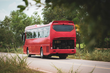 Bus mit Panne auf der Landstraße