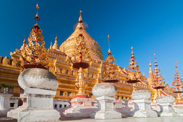 Naklejka premium The Shwezigon Pagoda, the famous chedi in Bagan, Myanmar.