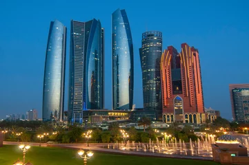 Foto op Plexiglas Wolkenkrabbers van Abu Dhabi bij nacht met Etihad Towers-gebouwen. Abu Dhabi is de hoofdstad en de tweede meest bevolkte stad van de Verenigde Arabische Emiraten. © GISTEL
