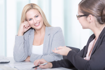 zwei Geschäftsfrauen am Schreibtisch