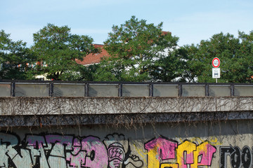 Fahrbahnbegrenzung an einer Hochstraße aus Beton