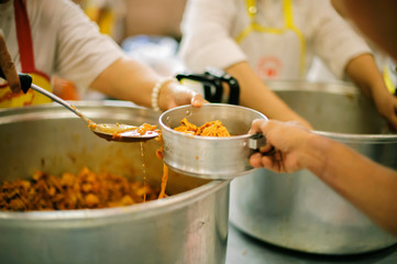 Share food for homeless hungry people to alleviate hunger food : the concept of donating aid