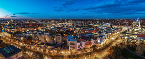 Panorama von Hannovers Innenstadt an einem Abend im Herbst mit blauen Himmel