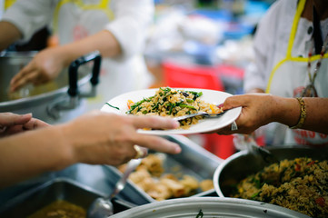 Volunteers are giving food to the homeless poor :  the concept of humane