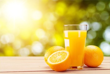 Obraz premium Orange juice and slices of orange on background