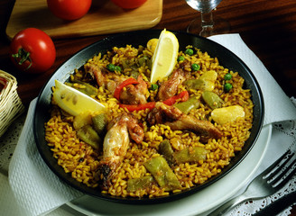Paella de arroz con pollo y verduras.