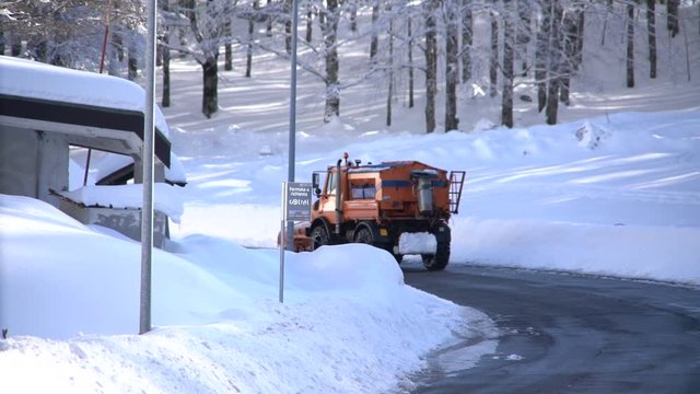 Spazzaneve su strada e neve al Monte Livata