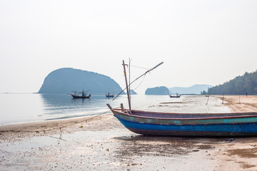 Naklejka premium Wooden fishing boats on a tropical beach.
