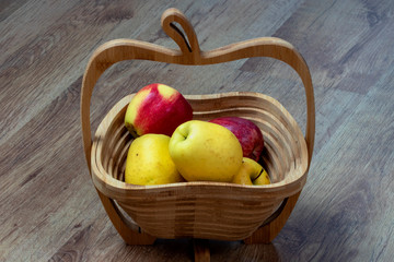 Pommes rouges et jaunes dans une corbeille à fruits