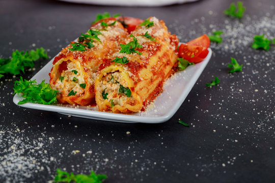 Cannelloni baked with ham and cheese