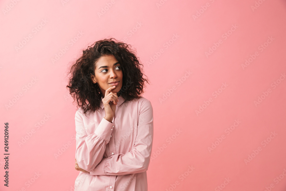 Poster Happy beautiful young african woman posing isolated over pink wall background.