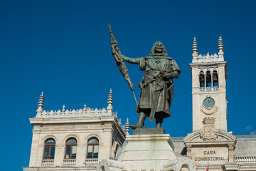Fototapeta na wymiar Estatua del Conde Ansurez en la Plaza Mayor de Valladolid