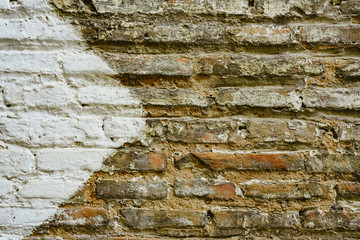 Fototapeta premium Brick wall with big white arrow indicating direction, background with copy space.