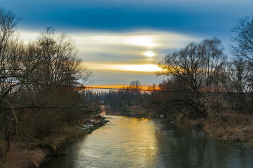 Wieczorne niebo nad rzeką