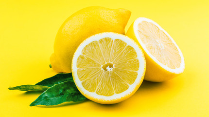 Frische bio Zitronen auf gelben Hintergrund 