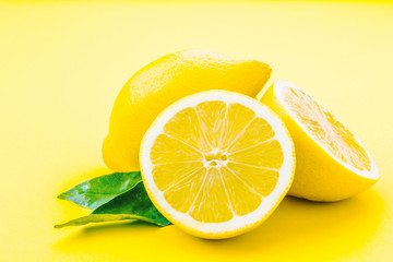 Frische bio Zitronen auf gelben Hintergrund 
