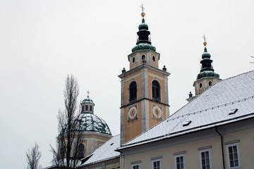 Cupola e campanile di chiesa con tetto e neve