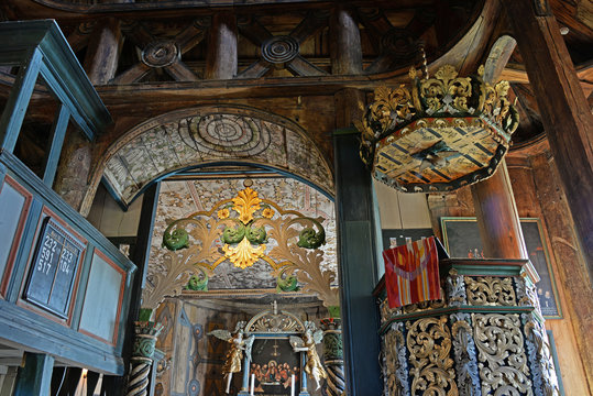 pr&auml;chtig dekorierter Altarraum der Stabkirche Lom