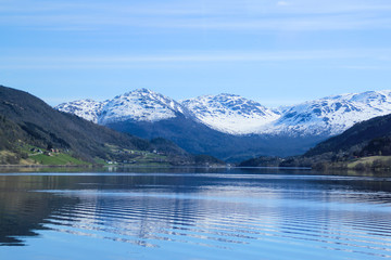 Naklejka na ściany i meble 북유럽 노르웨이 대자연 풍경 (북유럽 노르웨이 대자연 풍경 (거울 같이 맑은 호수)거울 같이 맑은 호수)