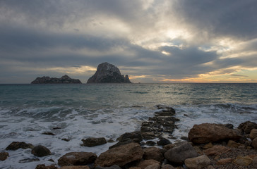 La isla de Es vedra desde Ibiza al atardecer