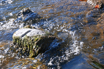 川にある岩と水の流れ