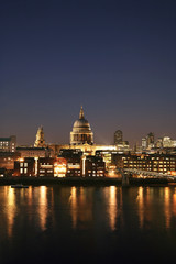 Fototapeta premium Night view of St Paul's Cathedral and Millennium Bridge