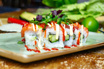 Sushi mit Lach & Ketchup und Mayo, Restaurant