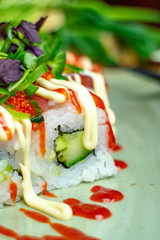 Sushi mit Lach & Ketchup und Mayo, Restaurant
