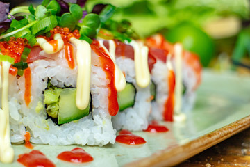 Sushi mit Lach & Ketchup und Mayo, Restaurant
