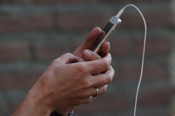 Frau mit Handy in der Hand