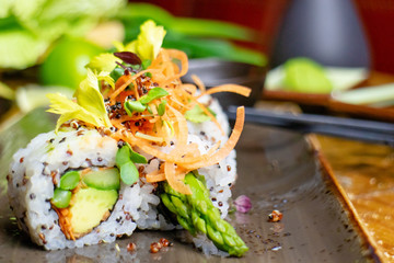 Sushi mit Avocado & Spargel, Restaurant