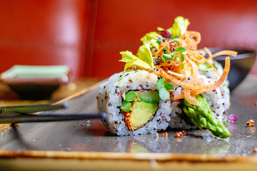 Sushi mit Avocado & Spargel, Restaurant