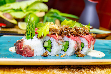 Sushi mit Fleisch essen, Restaurant