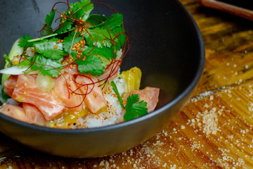 Resi mit Lachs, Essen im Restaurant