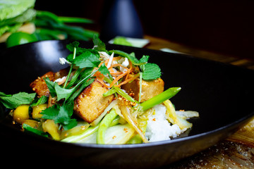 Tofu Salat, vegetarisch essen im Restaurant