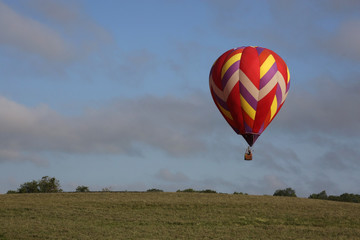 Obraz premium Hot air balloons flying over rural Iowa landscape