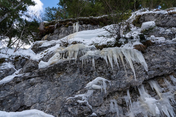 Fototapeta na wymiar Eiszapfen Wald Winter Berg Fels