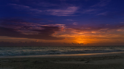 Sonnenaufgang am Strand in der Karibik, Punta Cana Dominikanische Republik
