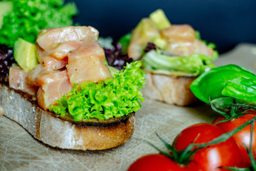 Bruschetta mit Lachs und Avocado