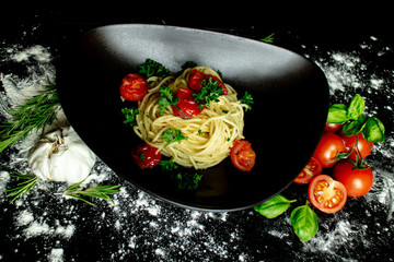 Hausgemachte Spaghetti Aglio, Knoblauch und Tomaten, Italienisches Restaurant