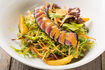 Salad with tuna and orange