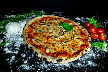 Pizza Funghi mit Pilze, Pizzeria Restaurant