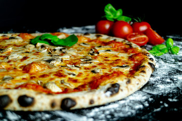 Pizza Funghi mit Pilze, Pizzeria Restaurant