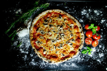 Pizza Funghi mit Pilze, Pizzeria Restaurant