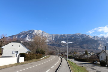 Naklejka premium MONTAGNE - LE MONT REVARD SOUS LA NEIGE - MASSIF DES BAUGES - SAVOIE