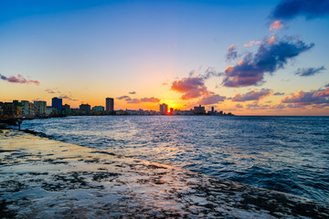 Obraz premium Sunset in Havana with a view of the ocean