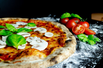 Pizza Funghi mit Pilzen, Pizzeria Restaurant