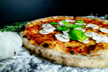 Pizza Funghi mit Pilzen, Pizzeria Restaurant