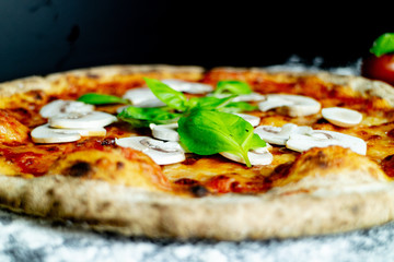 Pizza Funghi mit Pilzen, Pizzeria Restaurant