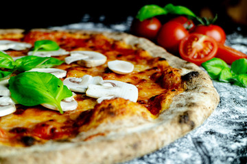 Pizza Funghi mit Pilzen, Pizzeria Restaurant
